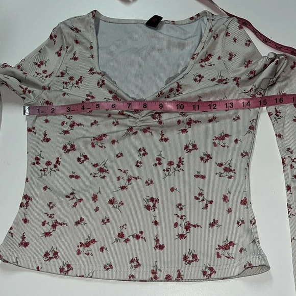 Imperfect SHEIN bundle juniors small tops 2 long sleeved 1 short sleeve 1 crop - Picture 8 of 13